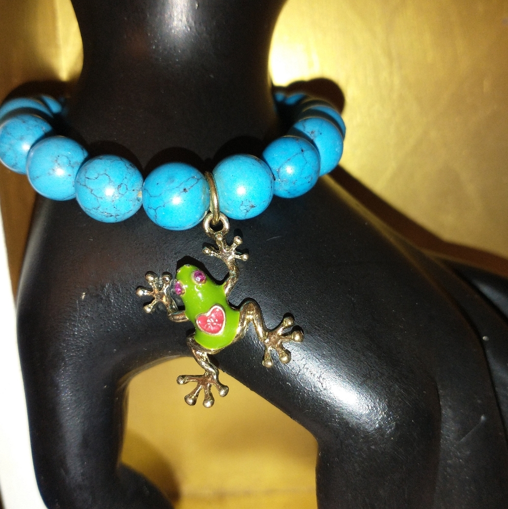 TURQUOISE COLORED STRETCH BRACELET WITH FROG CHARM